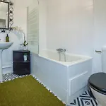 2 Bedroom Beautiful In Holiday home *